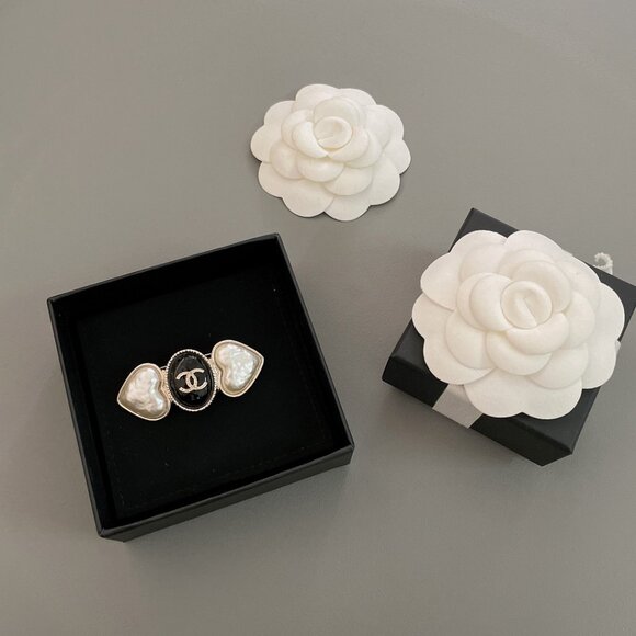 Women's Chanel brooch - Picture 1 of 5